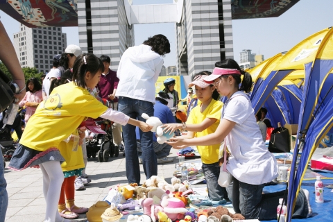 5월 5일 어린이 날, 서울 올림픽공원 평화의 광장에서 신한금융그룹이 개최한  어린이 벼룩시장 ‘병아리떼 쫑쫑쫑’에서 행사에 참가한 어린이들이 물건을  판매하고 있다.