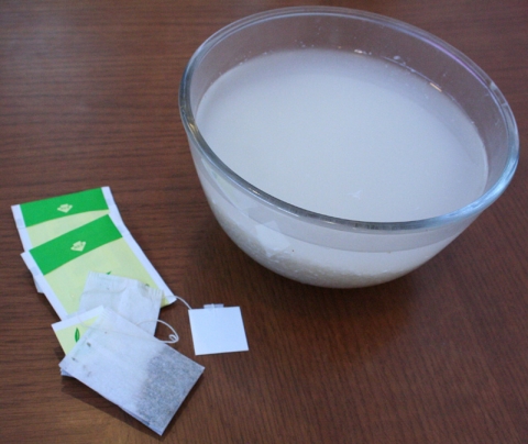 여름철 피부 미용을 위한 생활법 : 차가운 쌀뜨물은 2번 헹구고 난 물을, 녹차티백은 우려내서 차갑게 한 후 사용한다.