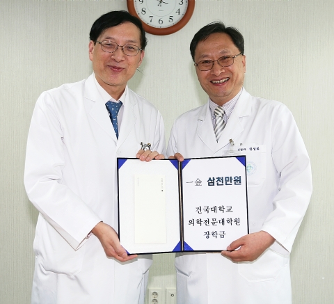 올해 상허대상 수상자인 송명근 교수(왼쪽)가 1일 상금 3,000만원 전액을 건국대의학전문대학원 한설희 원장(오른쪽)에게 전달한 뒤 기념촬영을 하고 있다.