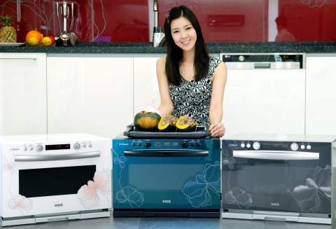 (왼쪽부터)러블리 화이트, 로열블루, 노블샤인