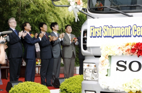 Executives from S-LCD, Sony Electronics and Samsung Electronics applaud during the Ceremony to mark 