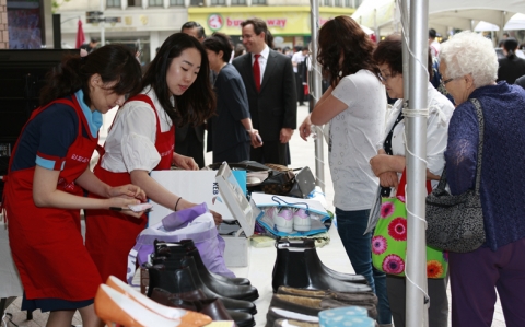 외환은행 나눔재단이 주관하고 아름다운 가게와 공동으로 진행한 ‘제3회 KEB 직원과 함께 하는 사랑의 자선 바자회’가  3일(수) 외환은행 본점 KEB 프라자에서 개최 되었다.