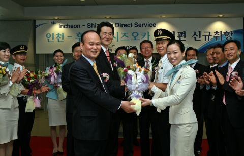 대한항공이 후지산과 온천의 본고장인 시즈오카(靜岡)에 6월 4일 신규 취항했다. 이날 시즈오카공항 개항에 따라 국제선 항공사로서 첫 취항한 대한항공은 B737 차세대 기종인 B73