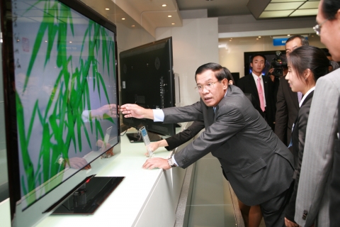 훈센 총리가 삼성전자 홍보관에서 LED TV를 만져보고 얇은 두께에 놀라워하고 있다.