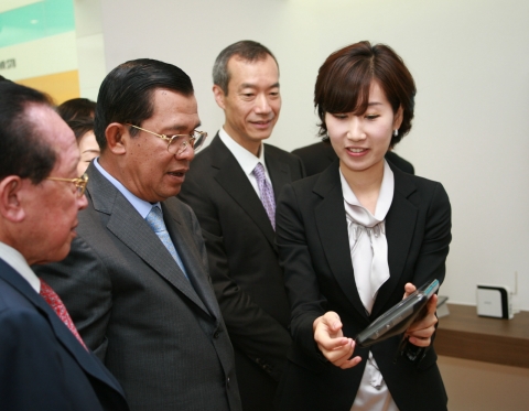 훈센 총리가 삼성전자 모바일 갤러리에서 가정용 통신 단말기 '홈메니저' 시연을 보고 있다.(오른쪽 : 삼성전자 디지털프린팅사업부장 최치훈사장)