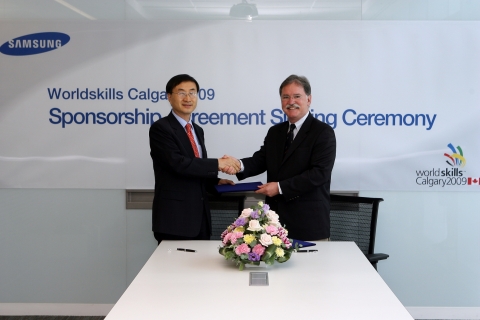 Richard Walker, President and CEO of WorldSkills Calgary 2009 Ltd.(Right) and Ji Oh Song(宋志午), execu