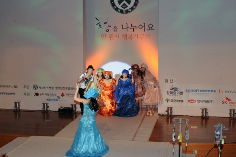 전문모델들이 두건과 모자를 이용해 암환자들을 위한 패션 코디를 선보이고 있다.