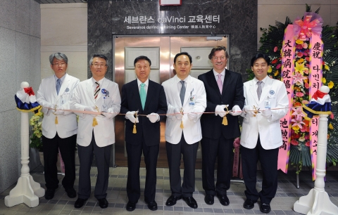 세브란스 다빈치 교육센터 이전 커팅식 (왼쪽부터 정웅윤 로봇내시경수술센터장, 이 철 세브란스병원장, 박창일 연세의료원장, 정남식 연세대의대학장, 제론 인투이티브사 부사장, 나군호 