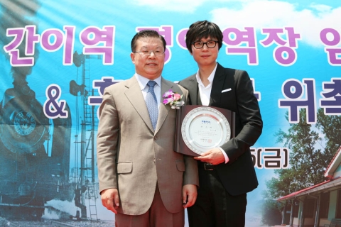 코레일 홍보대사로 위촉된 김민종씨(사진 좌측 허준영 철도공사 사장, 사진 우측 김민종)
