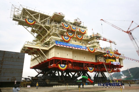 현대중공업이 제작해 아랍에미리트(UAE) 수도 아부다비의 북서쪽 135km 해상에 설치될 고정식 가스·석유 시추 플랫폼 「움 샤이프」.