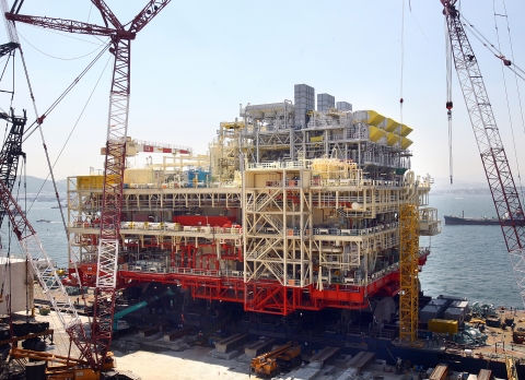 현대중공업이 제작해 아랍에미리트(UAE) 수도 아부다비의 북서쪽 135km 해상에 설치될 고정식 가스·석유 시추 플랫폼 「움 샤이프」.