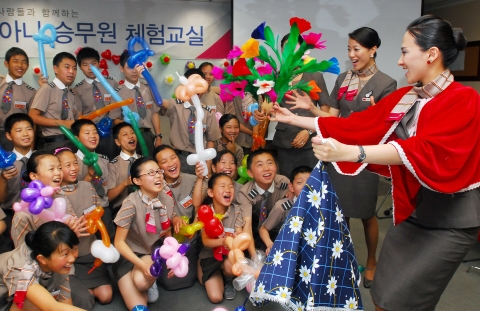 9일 강서구 오쇠동 아시아나타운 교육훈련동에서 열린 '쓰촨성 대지진 재해지역 어린이 초청행사'에서 참가 어린이들이 아시아나항공 승무원의 마술을 보며 즐거워 하고 