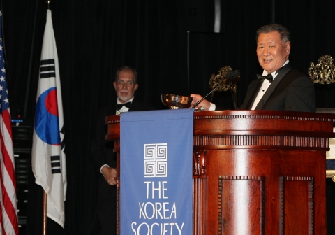 ‘2009 밴 플리트상(Van Fleet Award)’을 수상한 정몽구 현대ㆍ기아차그룹 회장(사진 우측)이 답사를 하고 있는 모습(사진 좌측은 에반스 리비어(Evans Revere