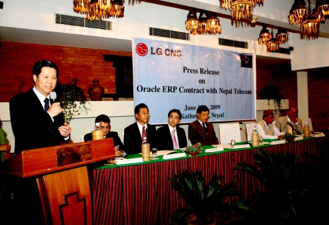 양사는 10일 네팔 카트만두에 위치한 드와리카 호텔 컨퍼런스룸에서 네팔 현지언론을 대상으로 ERP 구축 사업의 계약 체결을 알리는 기자간담회가 개최했다. 기자 간담회에서 LG CNS 신재철 사장(사진 맨 왼쪽)은 ERP 시스템의 성공적인 구축과 양사의 지속적인 협력을 다짐하는 연설을 하고 있다.이 자리에는 LG CNS 해외사업부장 홍성환 상무(사진 왼쪽에서 네번째부터), 홍승목 주네팔대사, 네팔텔레콤 이사회 의장 수실 기미르(Sushil Ghimire), 네팔텔레콤 사장 비슈아 낫 고엘(Viswo Nath Goel) 등이 참석했다.