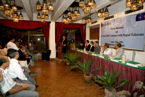 10일 네팔 카드만두에 위치한 드와리카 호텔 컨퍼런스룸에서 열린 계약 체결 기자 간담회에는 네팔 현지 언론의 취재 열기가 뜨거웠다.