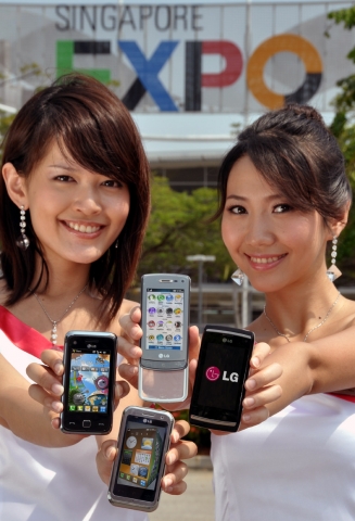 커뮤닉아시아 2009가 열리는 싱가포르 엑스포 전시장에서 LG전자 모델이 S-Class UI를 탑재한 휴대폰 4종(좌로부터 시계방향으로 LG-GM730 스마트폰, LG-GD900크