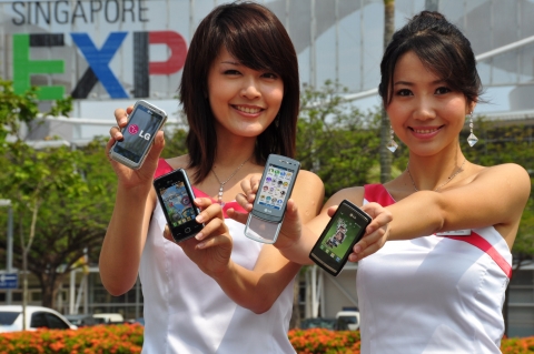 커뮤닉아시아 2009가 열리는 싱가포르 엑스포 전시장에서 LG전자 모델이 S-Class UI를 탑재한 휴대폰 4종(좌로부터 아레나, LG-GM730 스마트폰, LG-GD900크리스