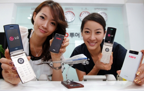 LG전자 모델이 동기식(CDMA)와 비동기식(GSM)을 모두 지원해 전세계 210개국 자동로밍이 가능한 비즈니스맨을 위한 휴대폰 &#039;LG-LV7400&#0