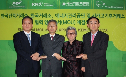 에너지관리공단 이태용 이사장, 한국거래소 이정환 이사장, 시카고기후거래소 Ms Paula diPerna(폴라 디페르나) 부사장, 전력거래소 오일환 이사장(좌로부터)이 MOU체결 후