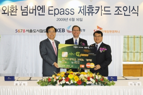 16일 은행회관에서 왼쪽부터 서울도시철도공사 음성직사장, 래리 클레인 외환은행장, SK마케팅앤컴퍼니 이방형대표이사와 외환 넘버엔 Epass카드 제휴카드 발행 조인식을 체결하고 지하