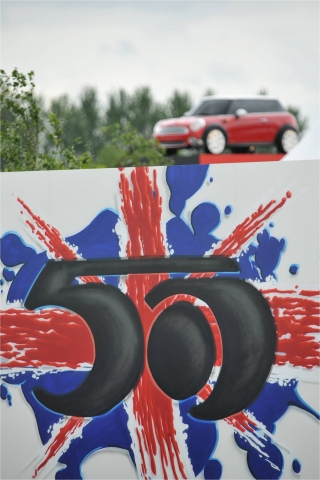 MINI 50주년 그래피티와 MINI 쿠퍼 스페셜 에디션