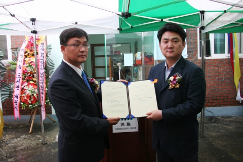 전북 장수군 춘동마을 사랑나눔마을도서관 개관식.
(좌)전주지방검찰청 이형택 남원지청장 (우)NHN 김정호 한게임 대표