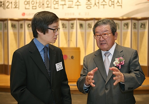 구자경 LG 명예회장(오른쪽)이 연암해외연구교수 증서수여식 축하리셉션에서 연암해외연구교수 심사위원과 담소를 나누는 모습