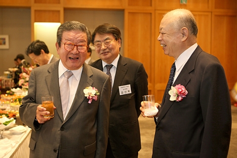 구자경 LG 명예회장(왼쪽)이 연암해외연구교수 증서수여식 축하리셉션에서 이현재 심사위원장(오른쪽)과 담소를 나누는 모습