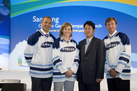 Mr. Gyehyun Kwon, Vice President of Samsung Electronics with Jarome Iginla, Hayley Wickenheiser and 