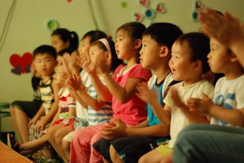 선진 영어 네트워크 기업 ENW(백선엽 대표, www.enw-asia.com )는 국내 최초로 우리 사회 저소득층 가정 아이들을 위한 ‘영어 인형극 캠프’를 오는 7월 강원도 춘천에서 개최한다고 24일 밝혔다.