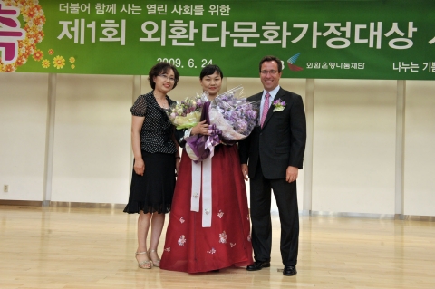 제1회 외환다문화가정대상 시상식이 열린 24일 외환은행 본점에서 대상을 수상한 다시제베그 솝다(몽골. 충북 충주시.가운데)씨가 외환은행 나눔재단 리처드 웨커 이사장과 기념촬영을 하