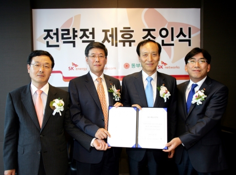 SK텔레콤은 국내 최초로 통신·주유·정비 할인이 결합된 이종산업간 멤버십 제휴 카드인 ‘T프로미’ 서비스를 7월 1일 출시한다고 밝혔다. 한편, (사진 왼쪽부터) SK에너지 RM 