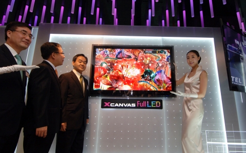 LG전자는 25일 여의도 63빌딩에서 3,360개의 LED램프를 채용한 24.8mm 두께의 55인치 '초슬림 풀 LED(55LH95/55LH93)' 출시 기자간담