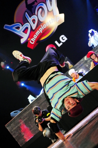 28일 멕시코 AQUA 클럽에서 열린 'LG 비보이 챔피언십 2009' 대회에서 Stil Contact Break 팀이 공연하는 장면