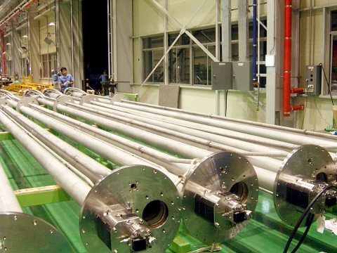 STX엔파코 대구공장에서 첫 생산된 카고오일펌프시스템을 직원이 점검하고 있다.