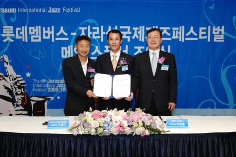 롯데카드 박상훈 대표이사(오른쪽)는 30일 롯데호텔에서 자라섬청소년재즈센터 인재진 대표(왼쪽) 및 이진용 가평군수(가운데)와 '제6회 자라섬국제재즈페스티벌' 공식
