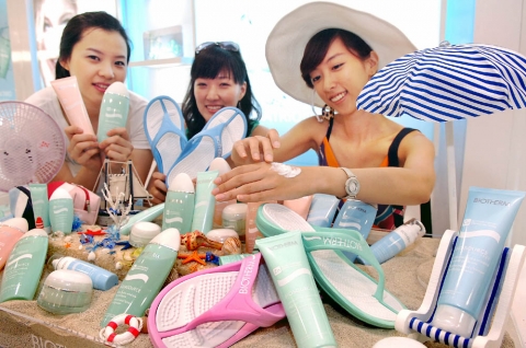 6월 30일 오전 ‘소공동 롯데 백화점 비오템 매장에서 고객들이 휴가지에서 사용할 화장품을 구매하고 바캉스 용품을 사은품으로 증정 받고 있다. 비오템은 휴가철을 맞이해 일정 금액 이상 구매 고객에게 다양한 바캉스 용품을 특별 사은품으로 증정하는 일석이조 이벤트를 마련하였다.