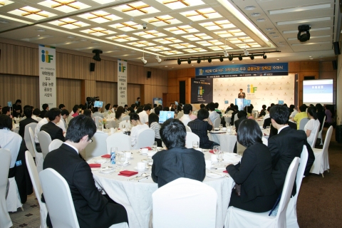 29일 중구 명동 은행회관 2층 국제회의실에서 열린 '제2회 씨티-금융연구원 우수 금융 논문 공모전 장학증서 수여식'에 참석한 학생들이 이창용 금융위원회 부위원장
