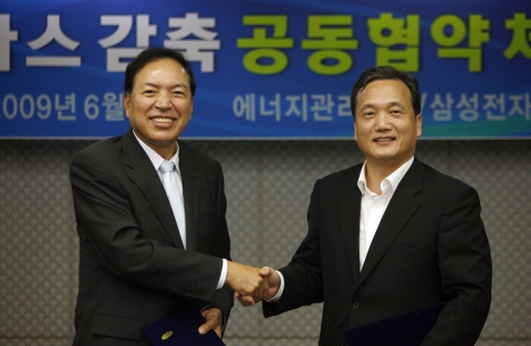 왼쪽부터 삼성전자 대표이사 이윤우 부회장, 에너지관리공단 이태용 이사장