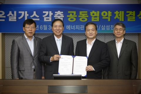 왼쪽부터 삼성전자 CS환경센터장 박상범 전무, 삼성전자 대표이사 이윤우 부회장, 에너지관리공단 이태용 이사장, 저탄소 에너지기반본부 옥용연 본부장