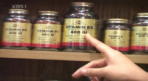 뉴욕 건강식품점에서 소비자가 솔가의 비타민D3 400IU를 가르키고 있다.