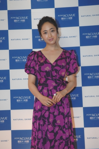 한국존슨앤드존슨 비젼케어 ‘원데이 아큐브 디파인 내츄럴 샤인’의 세계 최초 국내 출시를 기념하기 위해 찾은 여배우 김민정