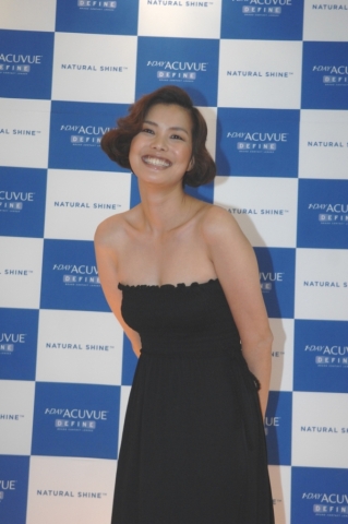 모델 박둘선이 '원데이 아큐브 디파인 내츄럴 샤인' 런칭 행사장을 찾아, 시원한 웃음을 선보이고 있다.