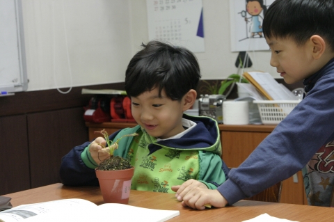 한국생명과학연구소(한생연) 과학 특강 참가 어린이들 모습