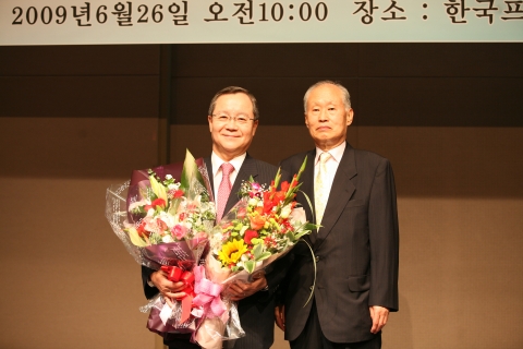 (좌)대한주택보증 남영우사장 (우)한국언론인포럼 윤명중회장