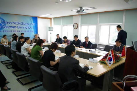 한국보건복지인력개발원이 홍역퇴치를 위한 중국 보건성 초청 연수 실시하고 있는 모습