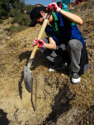 지난 2월에 진행된 09나마스떼 한국 네팔 청소년희망프로젝트캠프에 참가한 참가 청소년이 열심히 나무심기를 하고 있다.