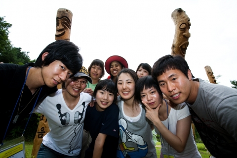 국립중앙청소년수련원의 2008국제청소년캠프에 참가한 청소년들이 문화체험프로그램 중 한국의 장승 앞에서 기념사진을 찍으며 즐거워하고 있다.