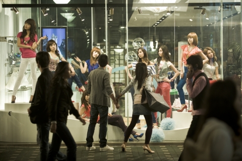 소녀시대, 관광객인 동남아 연인이 트렌디한 명동거리에서 미소 짓는 소녀시대 마네킹