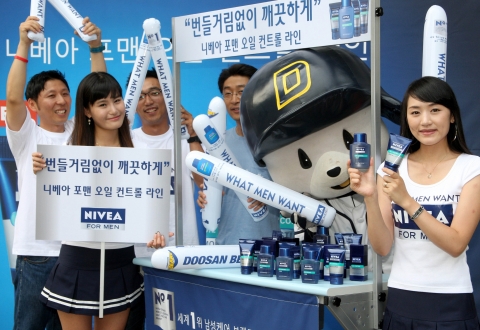 남성 케어 브랜드 니베아 포맨은 ‘오일 컨트롤 라인’ 출시 기념, "번들거림 없이 깨끗하게" 라는 슬로건 하에 2009 프로야구 정규 시즌 동안 두산 베어스와 함께 공동 프로모션을 진행한다.